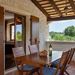 Rustic Catarina With Pool In Tinjan Kringa