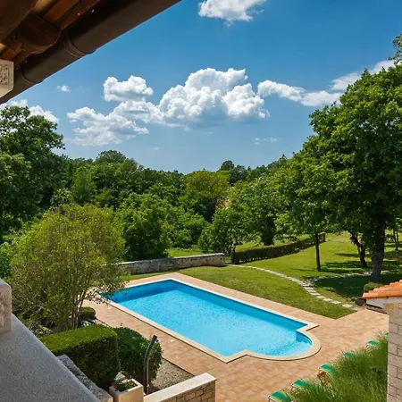 Rustic Catarina With Pool In Tinjan Villa *