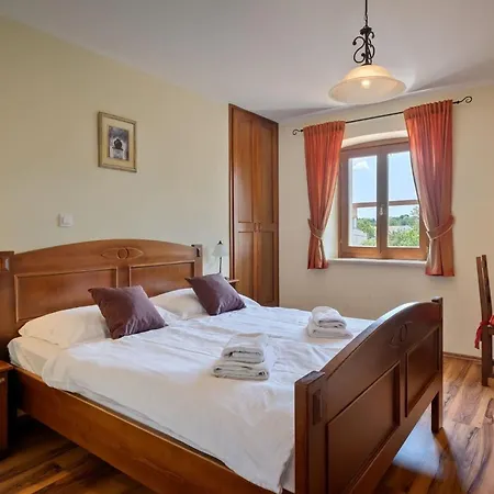 Rustic Catarina With Pool In Tinjan Villa