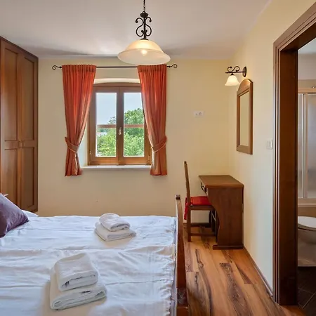 Rustic Catarina With Pool In Tinjan Villa *