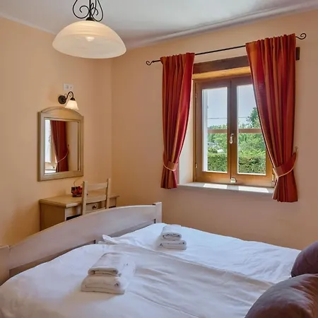 Villa Rustic Catarina With Pool In Tinjan *