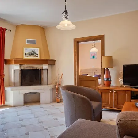 Rustic Catarina With Pool In Tinjan Villa *