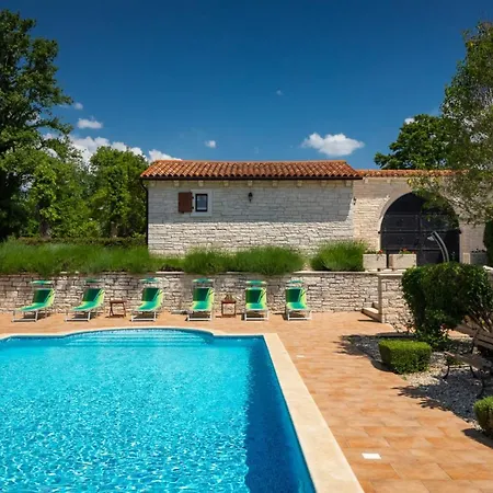 Rustic Catarina With Pool In Tinjan Villa