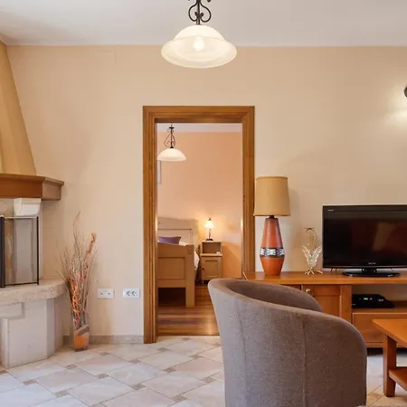 Rustic Catarina With Pool In Tinjan Villa *