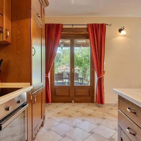 Rustic Catarina With Pool In Tinjan Villa *