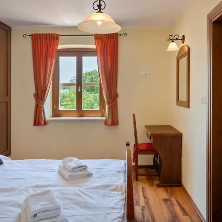 Villa Rustic Catarina With Pool In Tinjan *