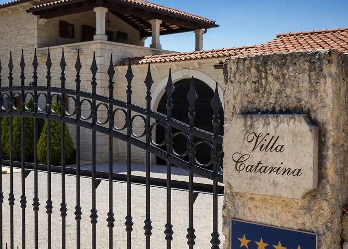 Rustic Catarina With Pool In Tinjan Vila Kringa