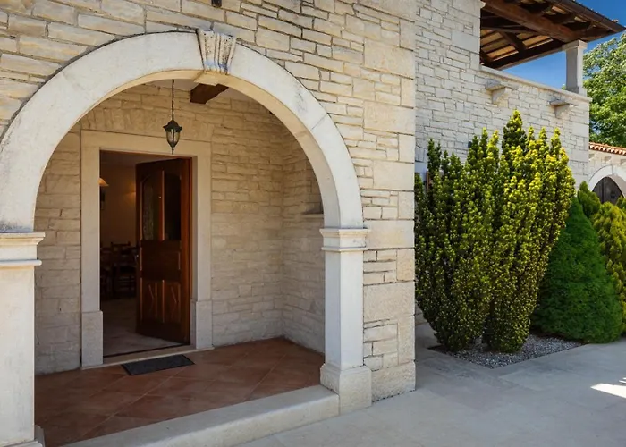 Rustic Catarina With Pool In Tinjan Vila *