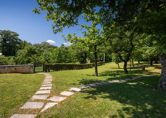 Rustic Catarina With Pool In Tinjan Vila