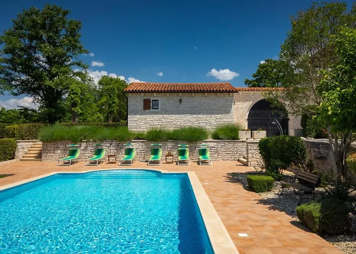 Rustic Catarina With Pool In Tinjan Vila