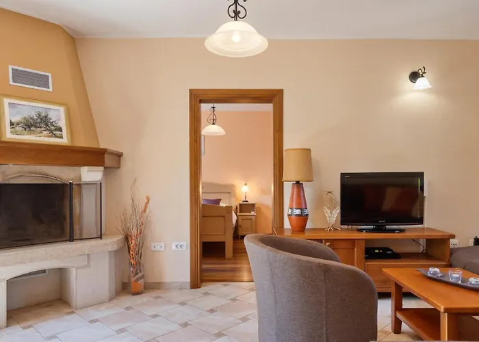 Rustic Catarina With Pool In Tinjan Vila *