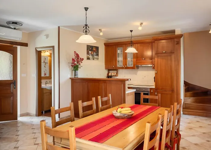 Rustic Catarina With Pool In Tinjan Kringa