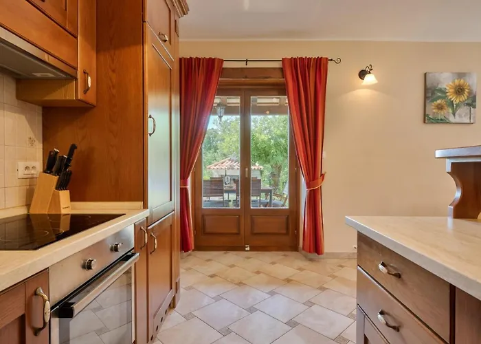 Rustic Catarina With Pool In Tinjan Vila *