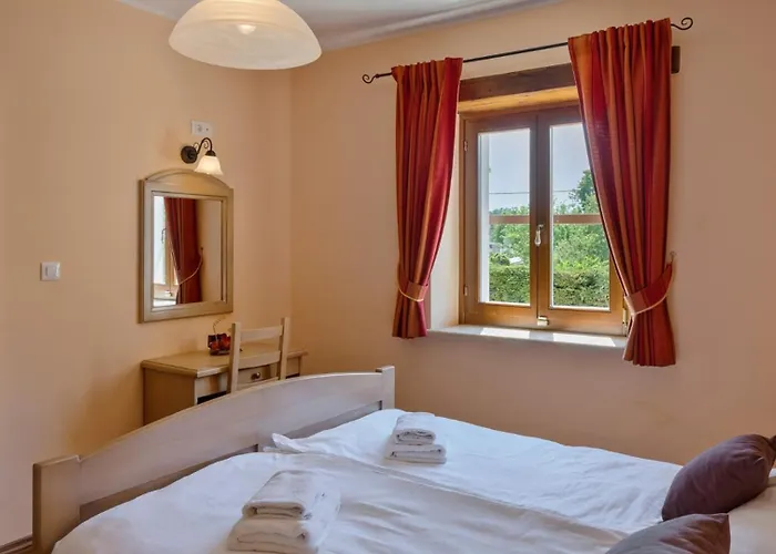 Rustic Catarina With Pool In Tinjan Vila Kringa