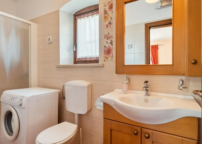 Rustic Catarina With Pool In Tinjan Vila Kringa