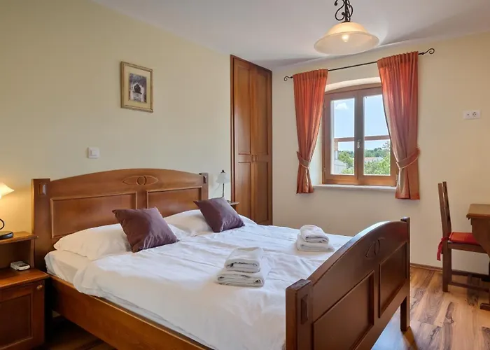 Rustic Catarina With Pool In Tinjan Vila *