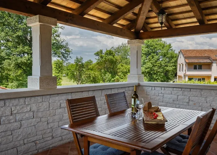 Rustic Catarina With Pool In Tinjan Vila Kringa