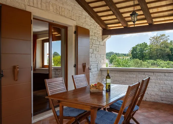 Rustic Catarina With Pool In Tinjan Kringa