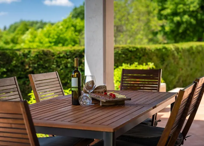 Rustic Catarina With Pool In Tinjan Vila