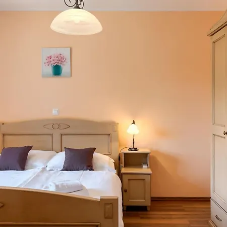 Villa Rustic Catarina With Pool In Tinjan