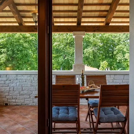 Rustic Catarina With Pool In Tinjan Villa