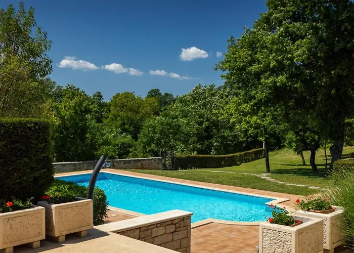 Villa Rustic Catarina With Pool In Tinjan Kringa